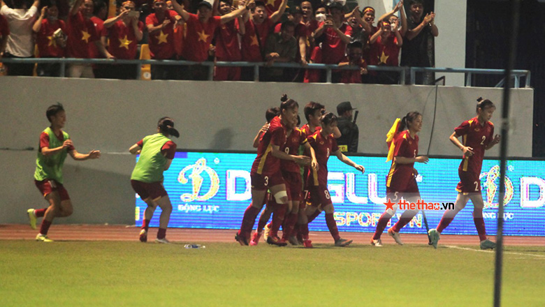 Huỳnh Như vượt qua thủ môn để chọc thủng lưới Thái Lan trong trận chung kết SEA Games 31 - Ảnh 1