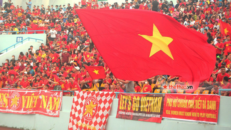Sân Cẩm Phả rực rỡ sắc đỏ ở trận chung kết SEA Games 31 giữa Việt Nam vs Thái Lan - Ảnh 1