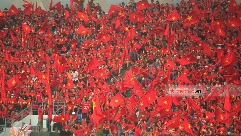 Sân Cẩm Phả rực rỡ sắc đỏ ở trận chung kết SEA Games 31 giữa Việt Nam vs Thái Lan - Ảnh 2