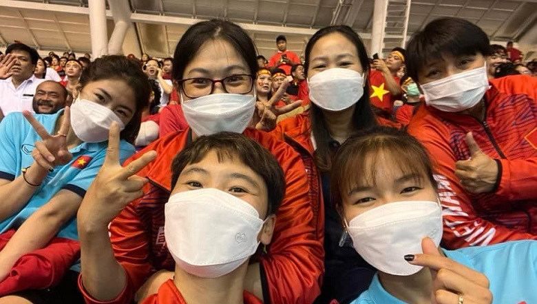 ĐT bóng đá nữ đến sân cổ vũ U23 Việt Nam tại chung kết SEA Games 31 - Ảnh 1