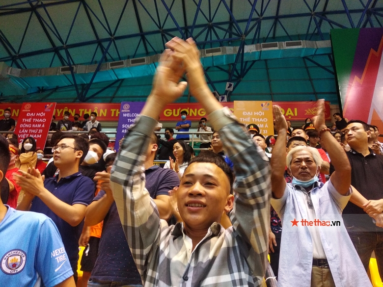 Được người nhà từ quê lên cổ vũ, Vương Thị Vỹ giành HCV SEA Games - Ảnh 2