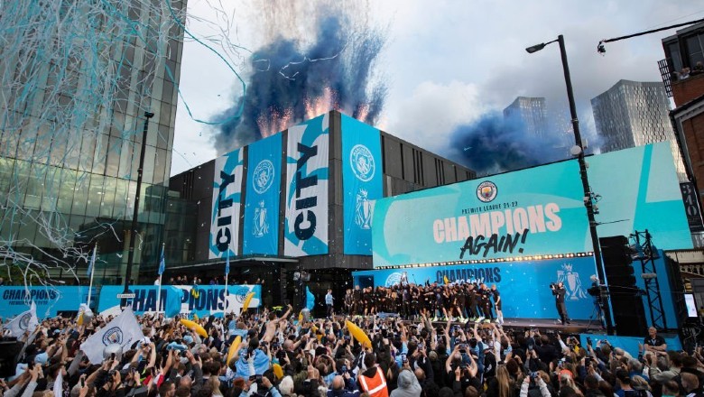 Man City diễu hành mừng chức vô địch Ngoại hạng Anh, nhuộm xanh Manchester - Ảnh 1