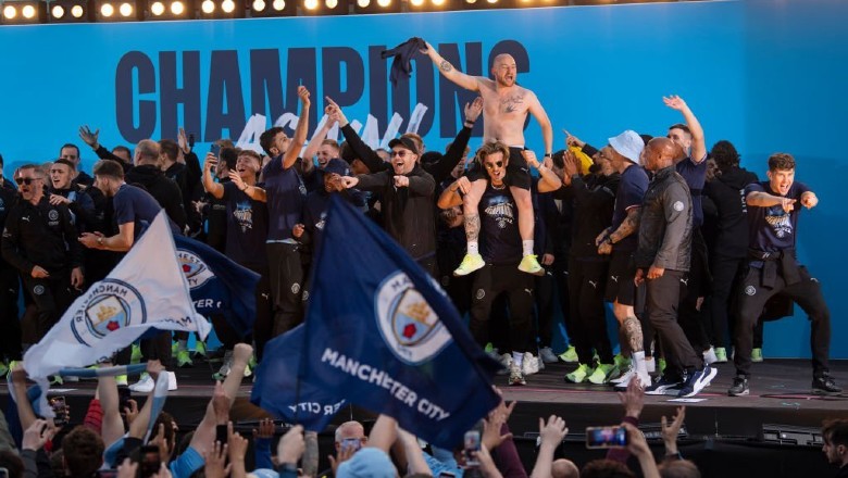 Man City diễu hành mừng chức vô địch Ngoại hạng Anh, nhuộm xanh Manchester - Ảnh 2