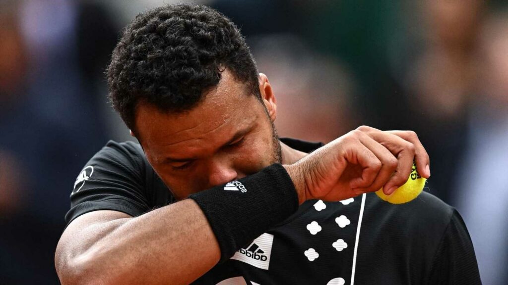 Jo-Wilfried Tsonga giải nghệ trong nước mắt sau thất bại tại Roland Garros - Ảnh 1
