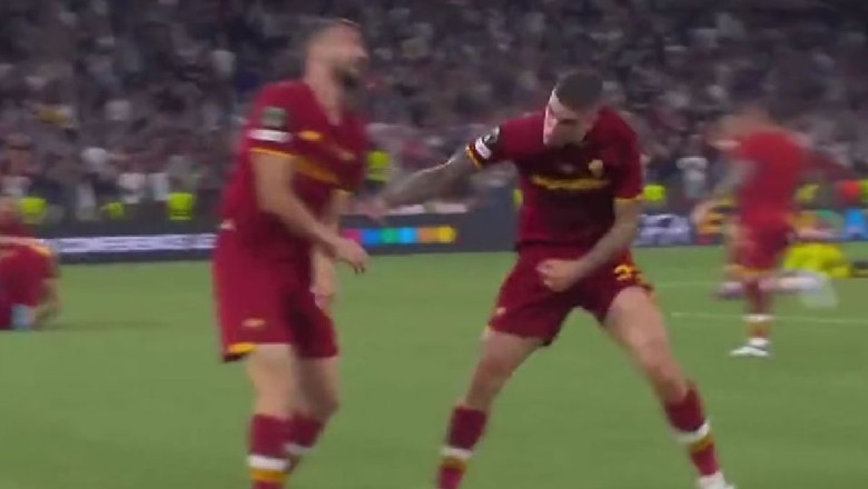 Trung vệ Mancini của AS Roma đấm đồng đội trong lúc ăn mừng chức vô địch C3 - Ảnh 1