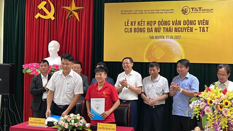 Bóng đá nữ Việt Nam có cầu thủ đầu tiên được nhận tiền lót tay - Ảnh 2