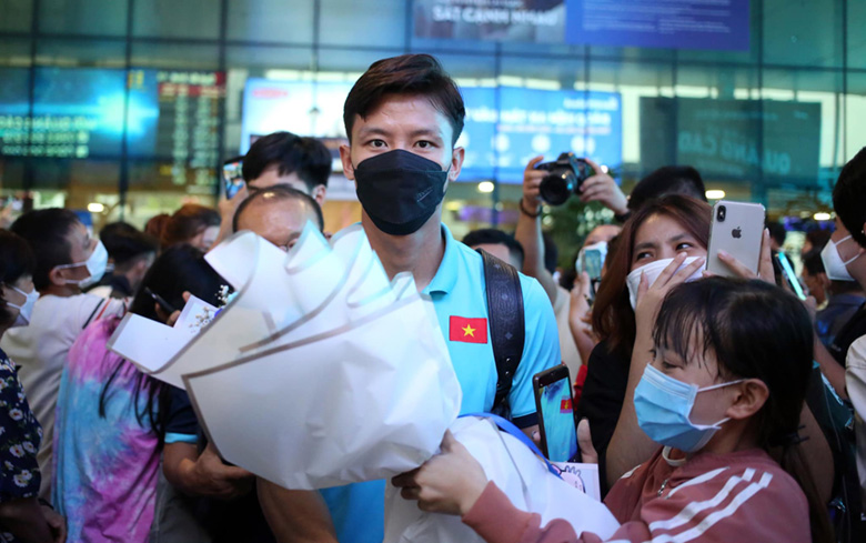 Quang Hải, Văn Lâm được NHM bủa vây khi ĐT Việt Nam đặt chân đến TP.HCM - Ảnh 2