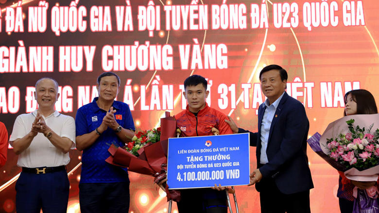 Lê Văn Xuân chống nạng nhận tiền thưởng SEA Games 31 thay đội U23 Việt Nam - Ảnh 1