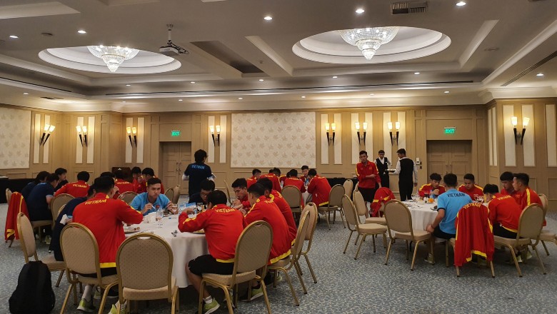 U23 Việt Nam có mặt tại Uzbekistan, ở chung khách sạn với Malaysia - Ảnh 2