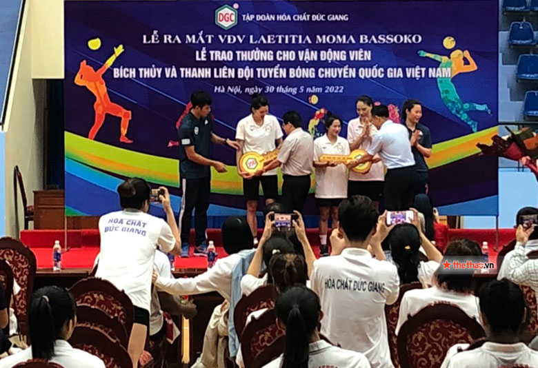 VĐV bóng chuyền Thanh Liên và Bích Thủy nhận quà khủng sau chiến tích SEA Games 31 - Ảnh 2