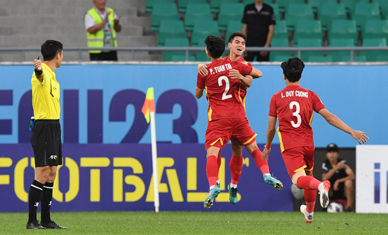 Văn Toản mắc sai lầm như Karius, 'biếu' bàn thắng cho U23 Thái Lan - Ảnh 3