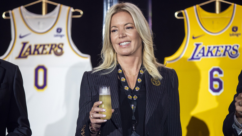 Chủ sở hữu Los Angeles Lakers thừa nhận 'cực kỳ thất vọng' về đội bóng - Ảnh 1