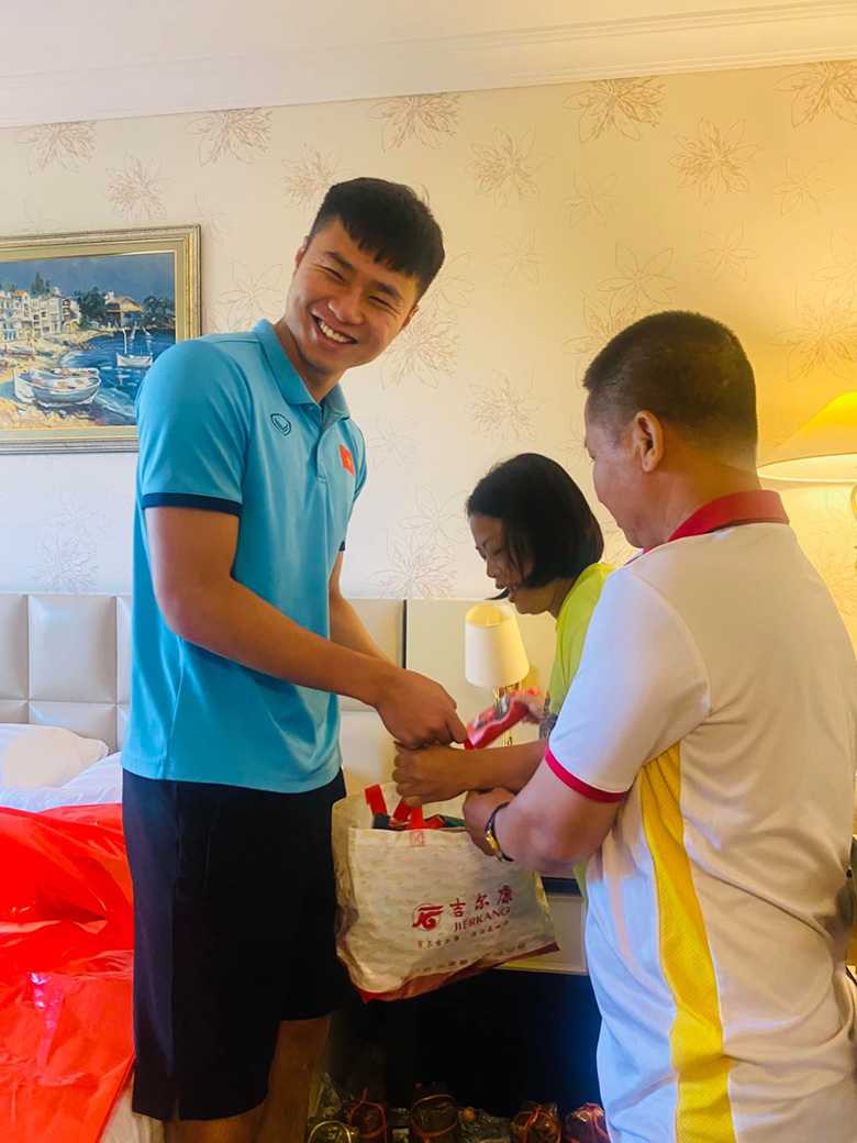 U23 Việt Nam được tiếp tế bánh chưng, mắm tép tại Uzbekistan - Ảnh 2