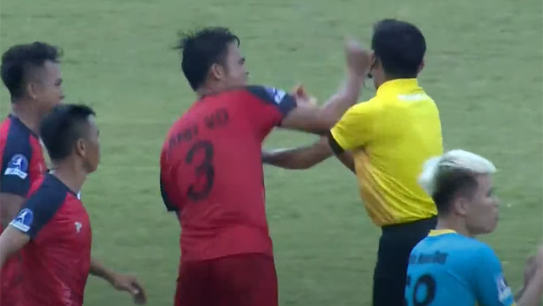 Cầu thủ Bình Thuận đánh trọng tài sau khi phải nhận thẻ đỏ ở giải Hạng nhì quốc gia 2022 - Ảnh 2