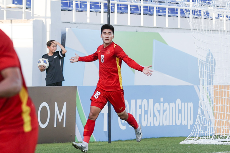 Nhâm Mạnh Dũng lại ghi bàn bằng đầu cho U23 Việt Nam khi đá tiền đạo - Ảnh 1