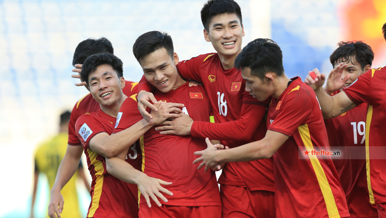 Thủ môn Quan Văn Chuẩn thiết lập thống kê ấn tượng về chuyền bóng trước U23 Malaysia - Ảnh 2