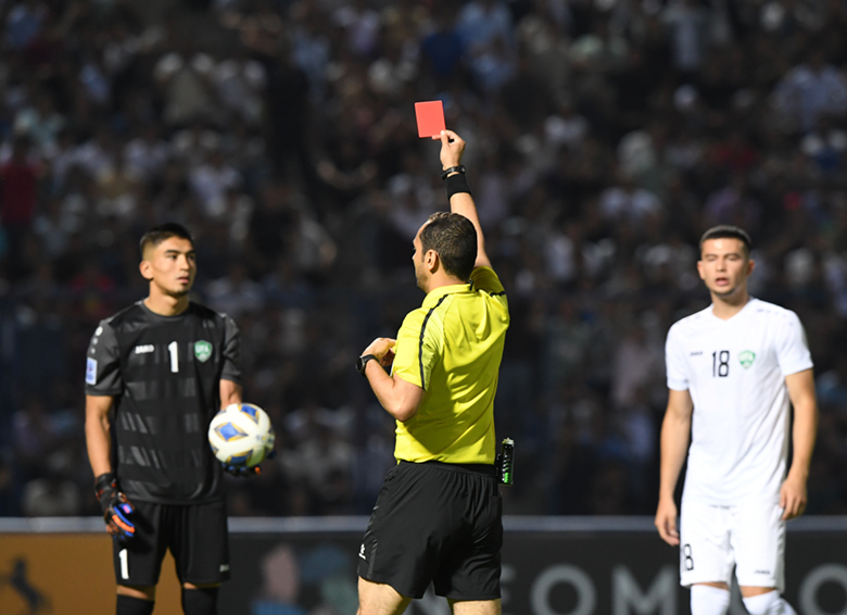 Vì sao thủ môn U23 Uzbekistan nhận thẻ đỏ ở trận tứ kết với Iraq? - Ảnh 2