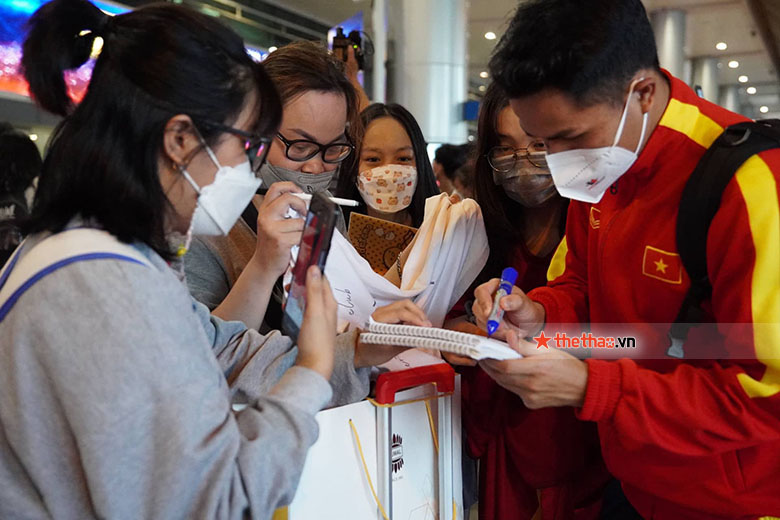 U23 Việt Nam được NHM bủa vây xin chữ ký, tặng đồ ăn vặt khi về TP.HCM - Ảnh 5