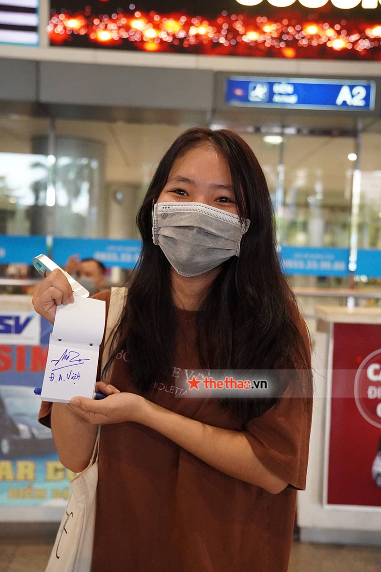 U23 Việt Nam được NHM bủa vây xin chữ ký, tặng đồ ăn vặt khi về TP.HCM - Ảnh 7
