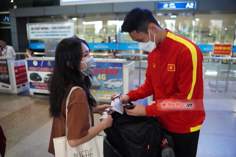 U23 Việt Nam được NHM bủa vây xin chữ ký, tặng đồ ăn vặt khi về TP.HCM - Ảnh 8