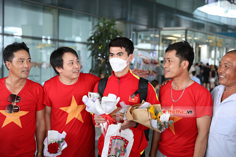 HLV Gong Oh Kyun cùng U23 Việt Nam trong vòng vây CĐV khi đặt chân tới Hà Nội - Ảnh 2