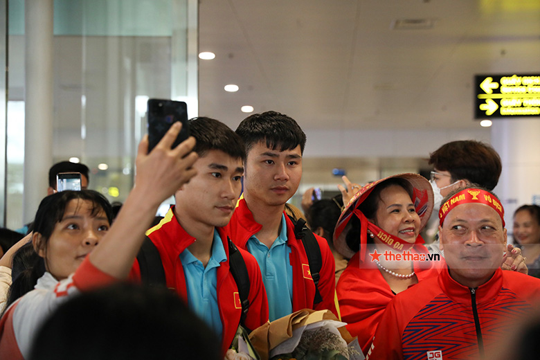 HLV Gong Oh Kyun cùng U23 Việt Nam trong vòng vây CĐV khi đặt chân tới Hà Nội - Ảnh 3