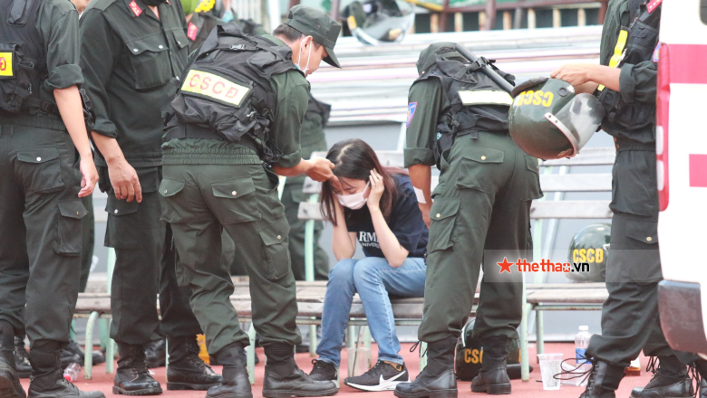 Một CĐV nữ phải được đưa tới bệnh viện bằng xe cứu thương ở trận Viettel gặp Young Elephants - Ảnh 3