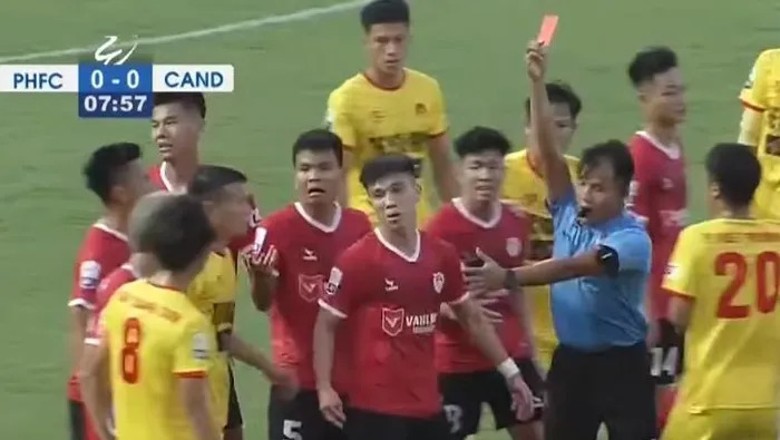 Lê Văn Đô phạm lỗi nguy hiểm, nhận thẻ đỏ trực tiếp tại V.League 2 - Ảnh 1