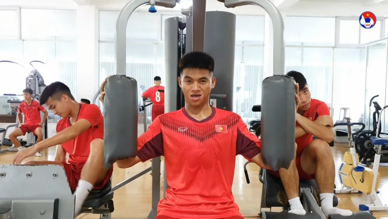 U19 Việt Nam đẫm mồ hôi trong phòng gym trước chuyến bay sang Singapore - Ảnh 1