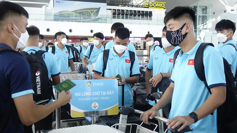 U19 Việt Nam quá cảnh ở Singapore trước khi đặt tới Indonesia dự giải vô địch Đông Nam Á - Ảnh 1