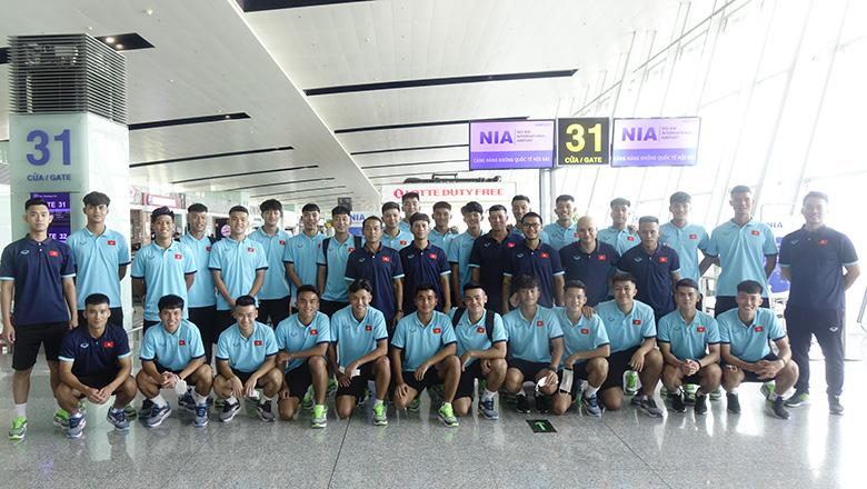 U19 Việt Nam quá cảnh ở Singapore trước khi đặt tới Indonesia dự giải vô địch Đông Nam Á - Ảnh 2