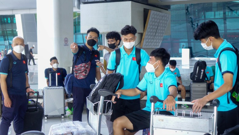 U19 Việt Nam cập bến Indonesia sau 19 tiếng di chuyển - Ảnh 1