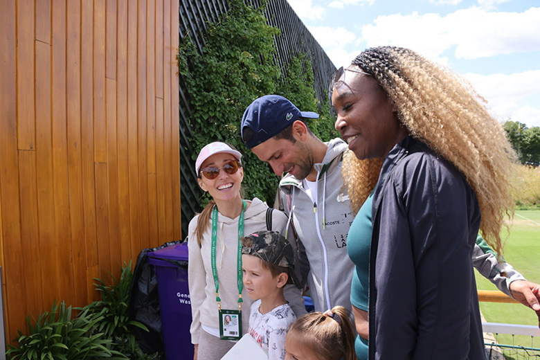 Djokovic xin chữ ký Venus Williams dùm con gái ở Wimbledon 2022 - Ảnh 1