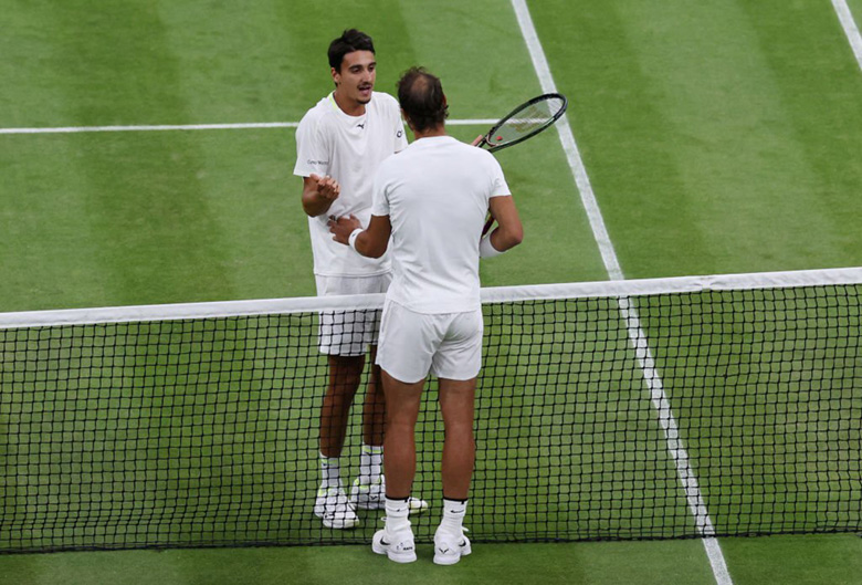 Nadal xin lỗi Sonego trong phòng thay đò sau màn cãi vã ở vòng 3 Wimbledon 2022 - Ảnh 1