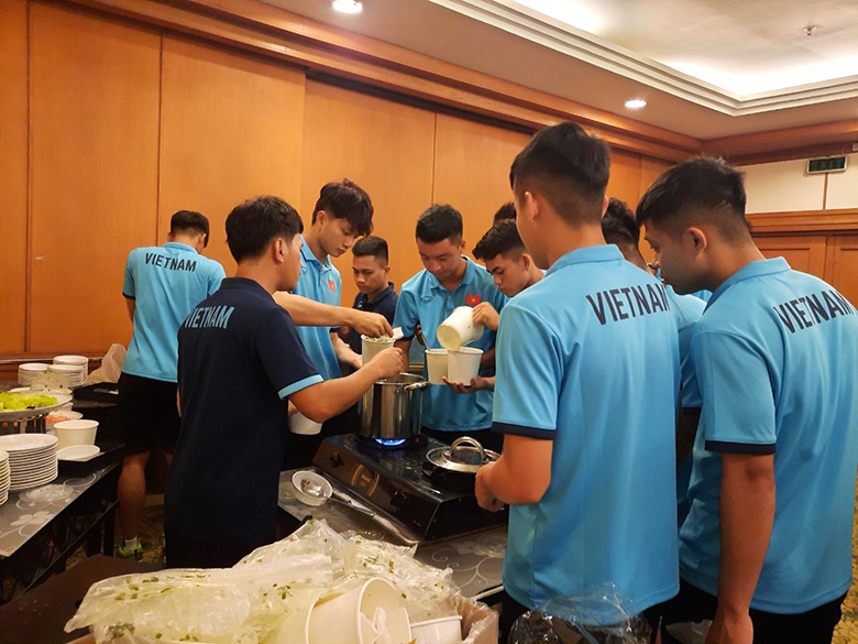 Cầu thủ U19 Việt Nam hào hứng khi được ăn phở, hủ tiếu tại Indonesia - Ảnh 1