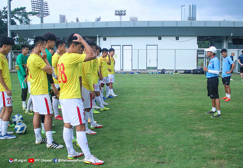 Cầu thủ U19 Việt Nam hào hứng khi được ăn phở, hủ tiếu tại Indonesia - Ảnh 2