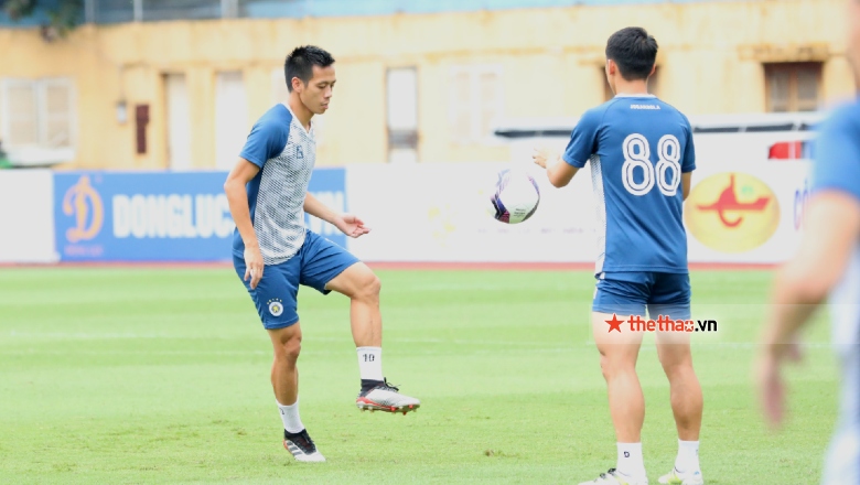 Ngoại binh Hà Nội buồn bã ngồi một mình nhìn đồng đội tập luyện - Ảnh 1