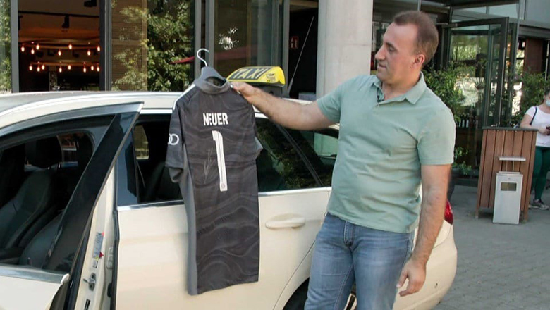 Neuer quên ví trên taxi, thưởng cho người trả lại... 1 cái áo - Ảnh 1