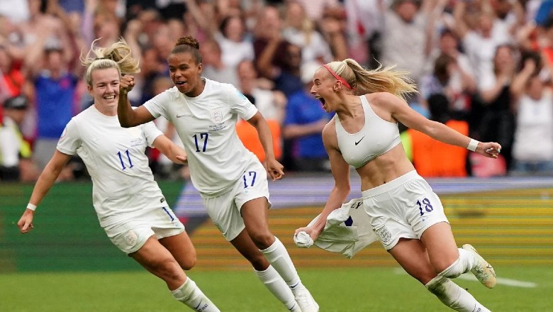 Nữ tuyển thủ Anh cởi áo ăn mừng chức vô địch EURO lần đầu tiên - Ảnh 1