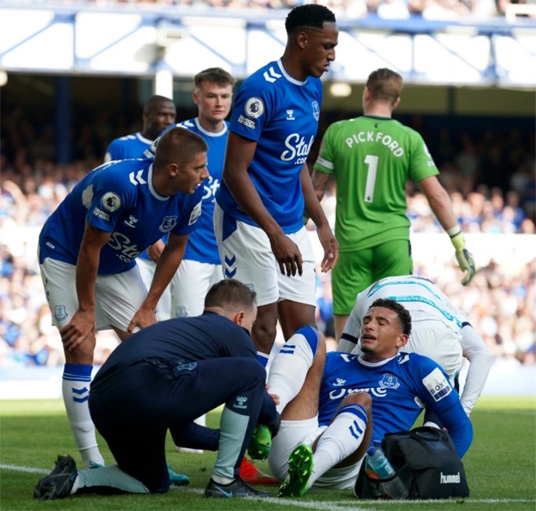 Sao Everton dính chấn thương kinh hoàng, thở oxy rời sân - Ảnh 1