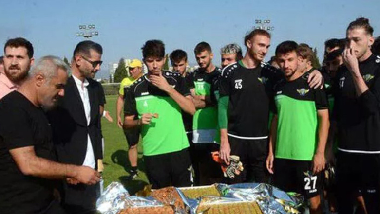 8 cầu thủ bị cấm vô thời hạn vì ăn bánh ngọt của ứng viên chủ tịch CLB - Ảnh 1