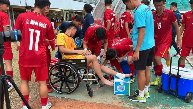 Thủ môn U16 Việt Nam giập đùi, phải ngồi xe lăn sau trận bán kết giải Đông Nam Á - Ảnh 1