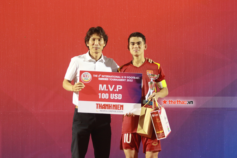 Khuất Văn Khang nhận 3 giải Cầu thủ xuất sắc nhất của U19 Quốc tế 2022 - Ảnh 3
