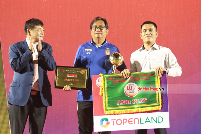 Khuất Văn Khang nhận 3 giải Cầu thủ xuất sắc nhất của U19 Quốc tế 2022 - Ảnh 6