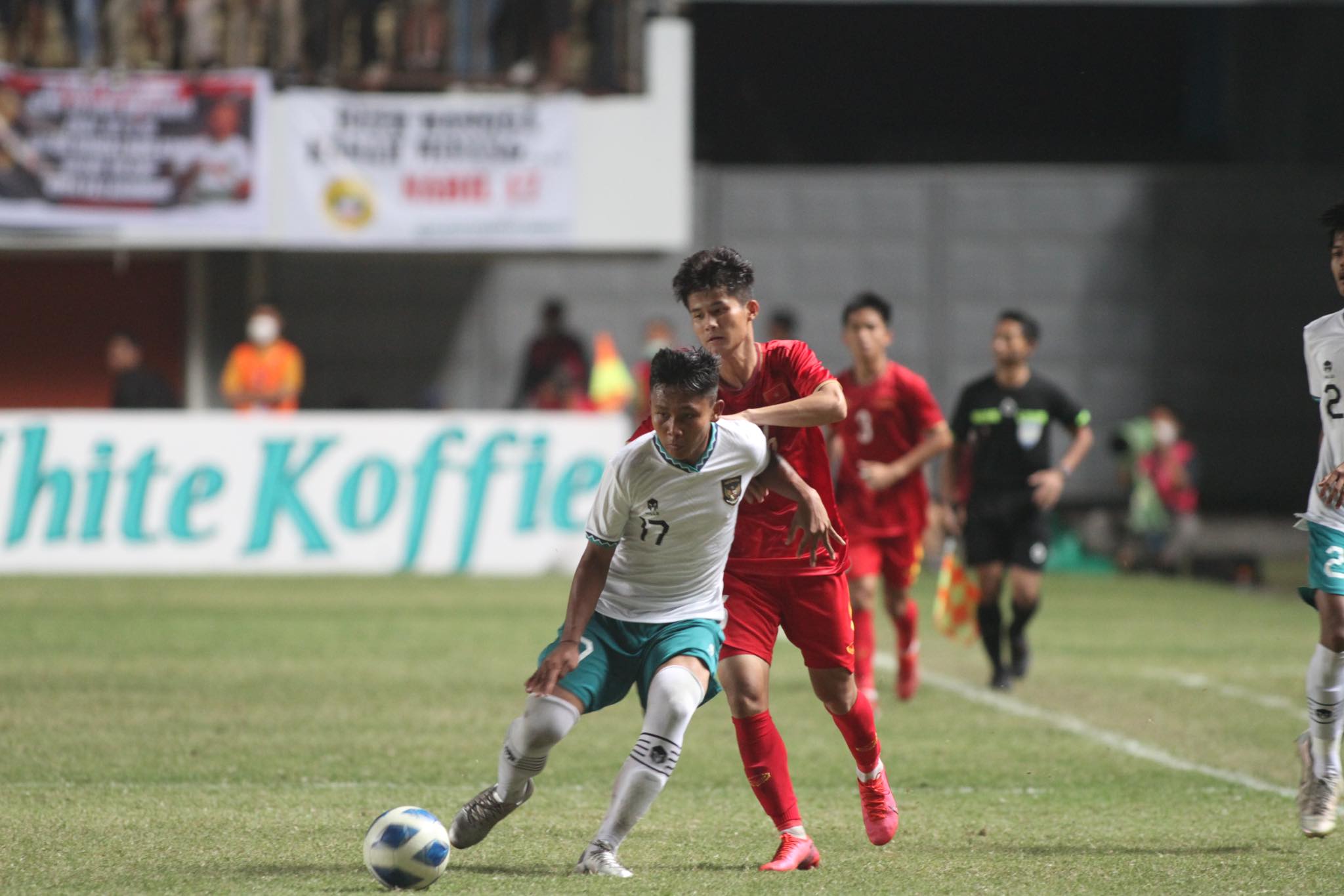 HLV U16 Việt Nam mỉa mai trọng tài: 'Thánh mới thắng được U16 Indonesia' - Ảnh 1