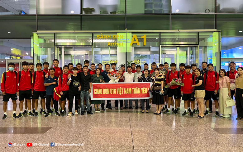ĐT U16 Việt Nam đặt chân về nước sau khi giành ngôi á quân Đông Nam Á - Ảnh 1