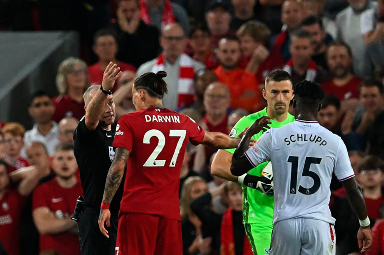 Darwin Nunez bị cấm thi đấu mấy trận sau tấm thẻ đỏ trận Liverpool vs Crystal Palace? - Ảnh 1