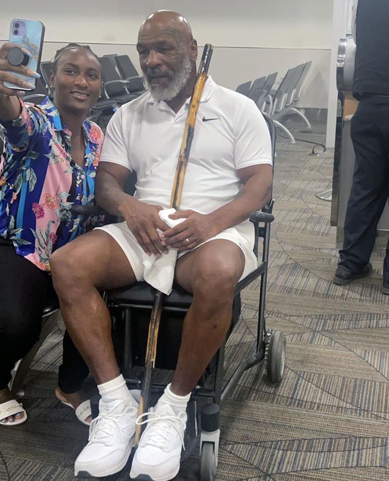 Mike Tyson phải ngồi xe lăn ở tuổi 56 - Ảnh 1