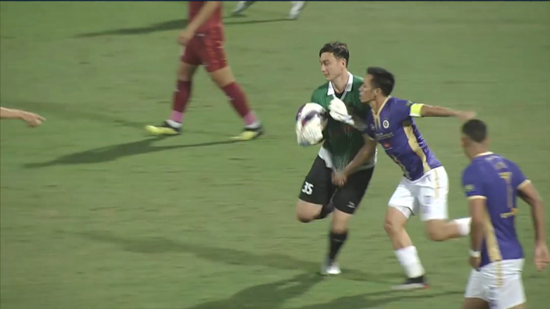 Văn Lâm bị Văn Quyết dằn mặt, chơi tiểu xảo trong trận ra mắt V.League 2022 - Ảnh 1