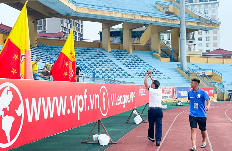 CĐV Nam Định áp đảo Viettel, sân Hàng Đẫy biến thành 'Thiên Trường 2.0' - Ảnh 1